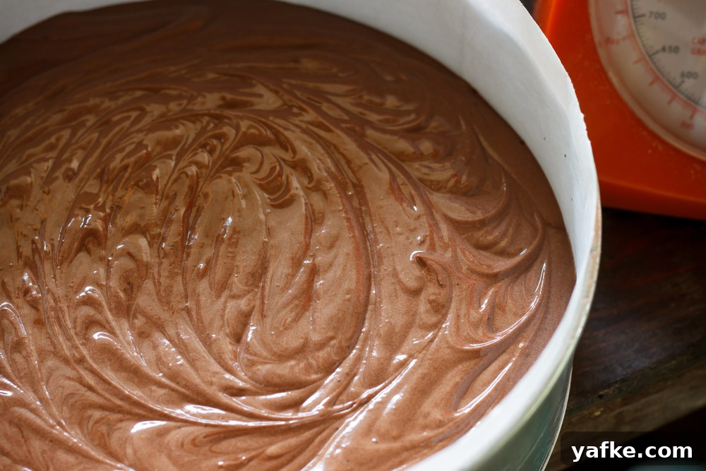 Chocolate batter in a pan | After pouring the batter into the pan, level it out to prevent uneven baking.