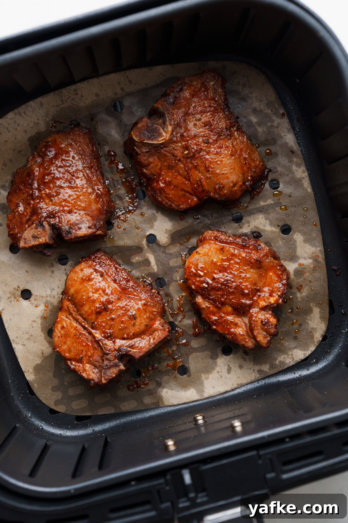 Air Fryer Lamb Chops Recipe with Garlic and Herbs 7 Four pieces of delicious and juicy lamb chops in air fryer.